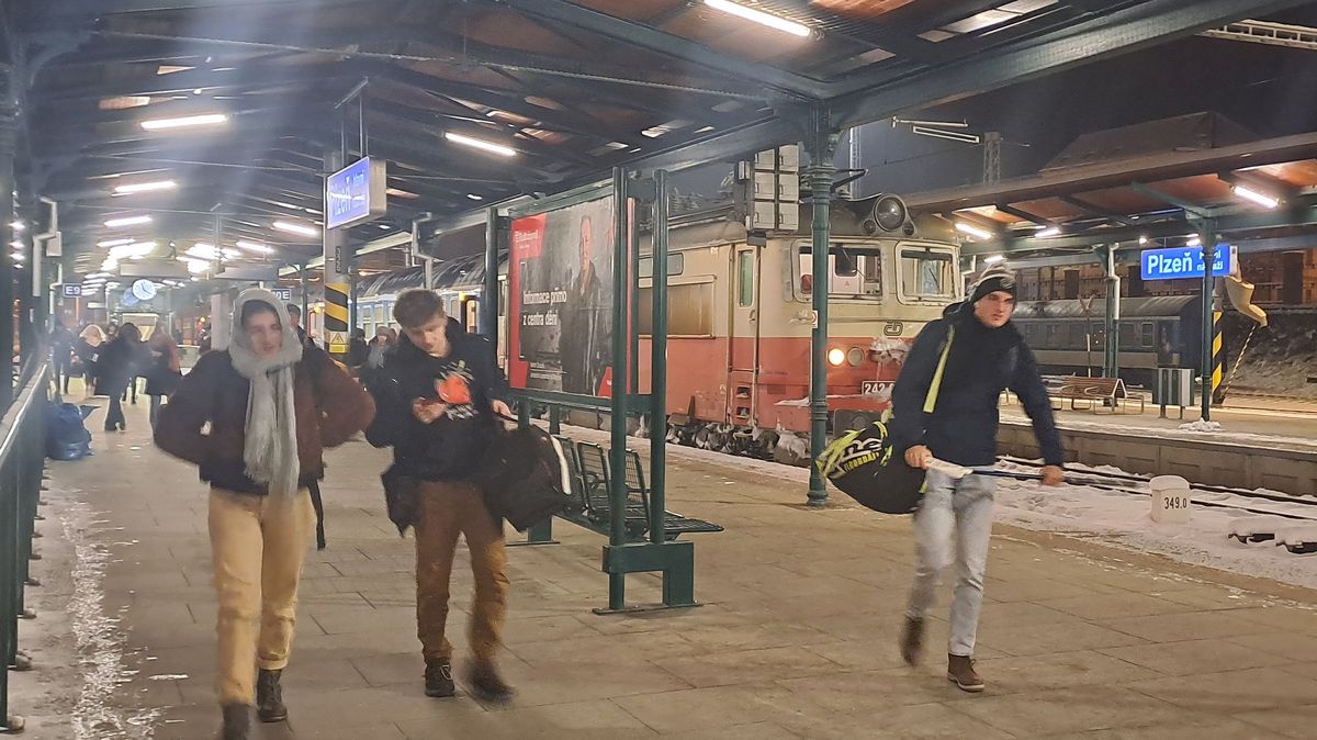 Cesta vlakem z jihu Čech do Plzně se protáhla na šest hodin